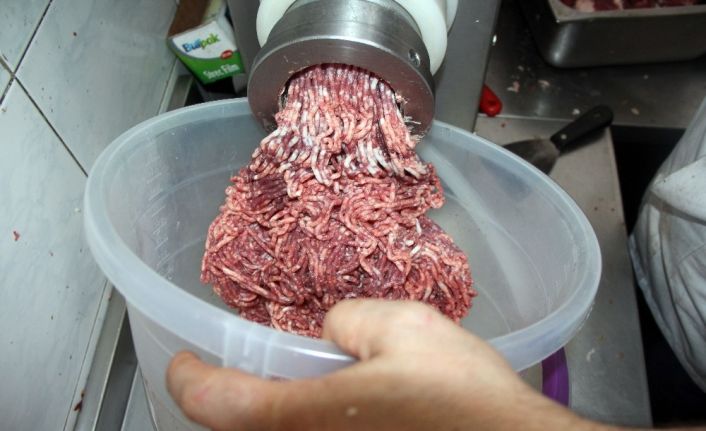 Bayburt’ta kasapların kıyma mesaisi