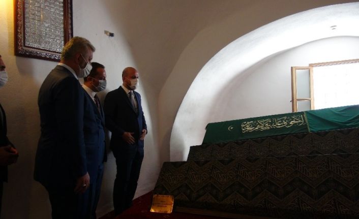 Bilal Erdoğan, Şeyh Edebali Türbesini ziyaret etti, tarihi camide namaz kıldı