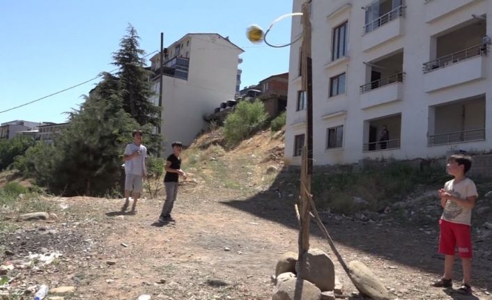 Bingöl’de 3 kardeş, basketbol oynamak için tahta ve hortumdan pota yaptı