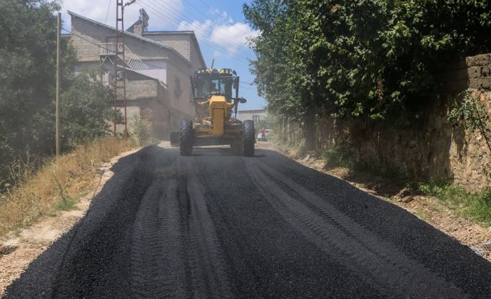 Bitlis’te Belediyesi asfaltlama çalışmaları sürdürüyor