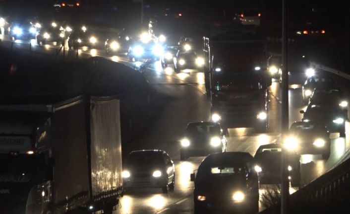 Büyük şehirlere geri dönüş için yollara akın ettiler: ’kilit kavşak’ta trafik yoğunluğu