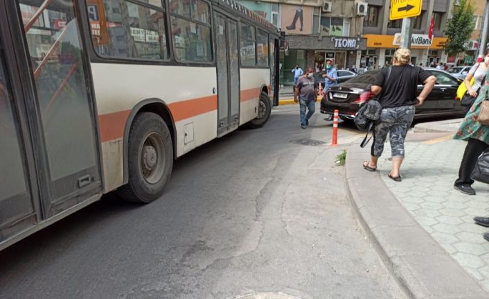 Cadde ortasında yol ortasında park edilen otomobil trafiği felç etti
