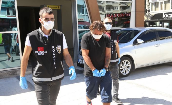 Çalıntı otomobille polisten kaçmaya çalışırken yakalanan 2 kişi adliyeye sevk edildi