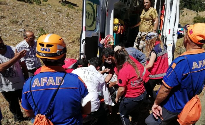 Çay toplarken dağda mahsur kalan şahsı ekipler 4 saat boyunca sedyede taşıdı