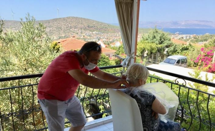 Çeşme’de muhtar-kuaför iş birliği ile ücretsiz kuaförlük hizmeti
