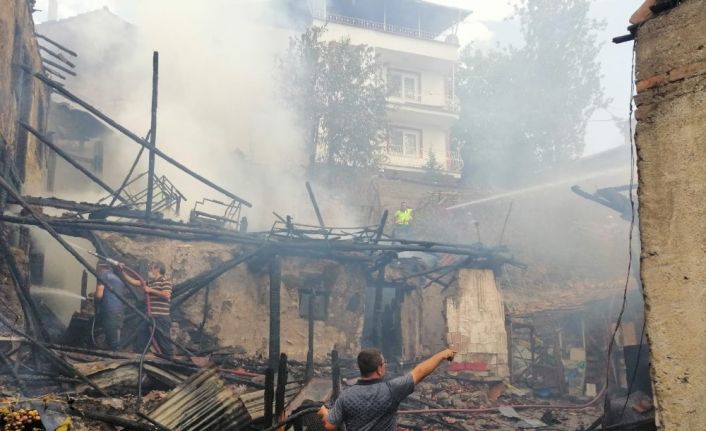Çorum’da iki ev küle döndü: 1 ölü, 3 yaralı