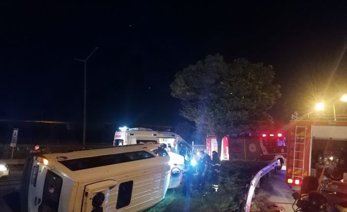 D-100’de güvenlik görevlilerini taşıyan minibüs servisi devrildi: 6 yaralı