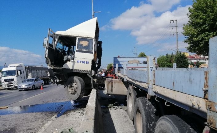 Duran araçlara çarpmamak için manevra yapan tır beton bariyerlerde asıldı kaldı