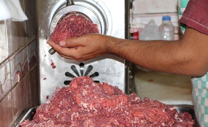Erzincan’da kasapların kıyma mesaisi
