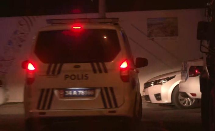 Etrafa rastgele ateş açıp bir binaya sığınan kişi özel harekat timleri tarafından teslim alındı