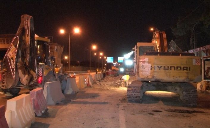 Eyüpsultan’da çöken üst geçitte enkaz kaldırma çalışması gece de devam ediyor