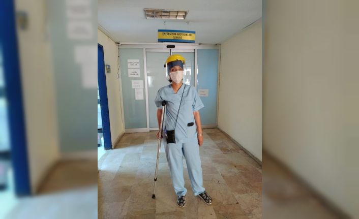 Fedakar doktor kırık ayağına rağmen rapor almadan çalışıyor