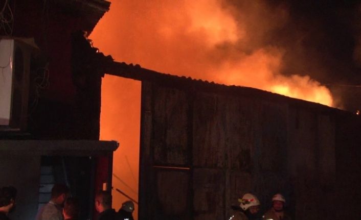 Geri dönüşüm deposundaki yangın bara sıçradı 80 kişi son anda kurtuldu