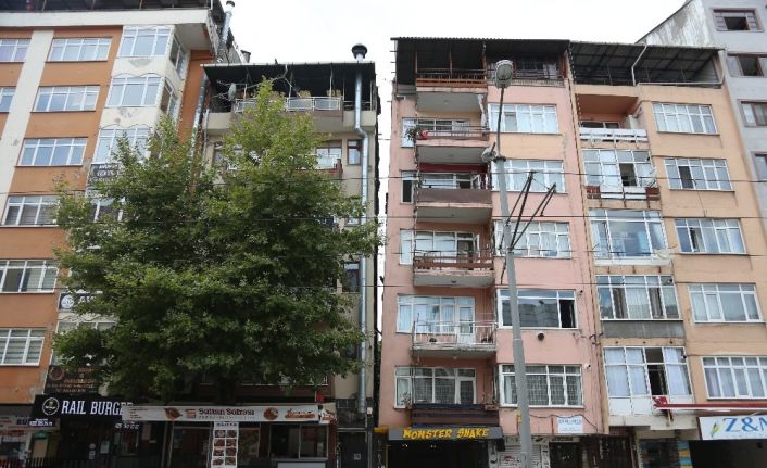 Gölcük Depreminin merkez üssündeki yamuk binalar korkutuyor