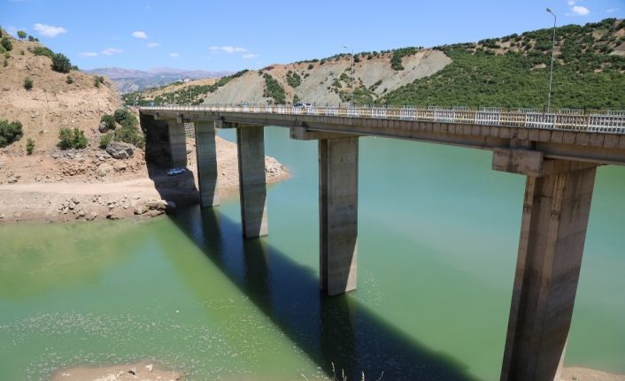 Gülistan, kodu 885 metreye düşürülen barajda aranıyor