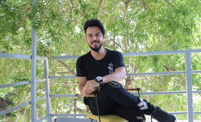 Güzellik ve estetik uzmanı pandemi kısıtlamasında can sıkıntısından çektiği videolarla bir anda sosyal medya fenomeni oldu