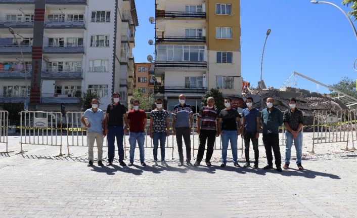 Hasarlı binanın yıkımı sırasında evleri hasar gören vatandaşlar destek bekliyor