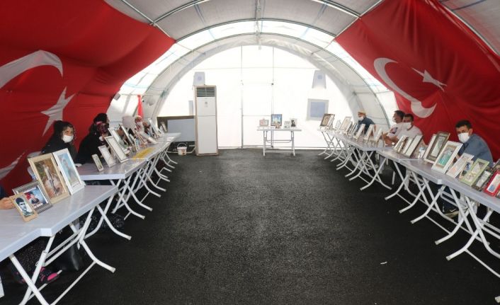 Herkes bayramı sevdikleri ile geçiriyor, onlar evlatlarından gelecek haberi bekliyor