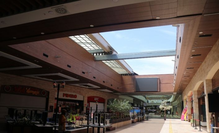 Higway AVM, açılabilir çatısıyla temiz havada müşterilerini korona virüse karşı koruyor
