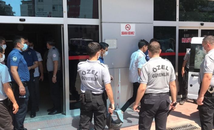 Husumetli aileler hastane bahçesinde döner bıçaklarıyla birbirine saldırdı: 1 yaralı, 4 gözaltı
