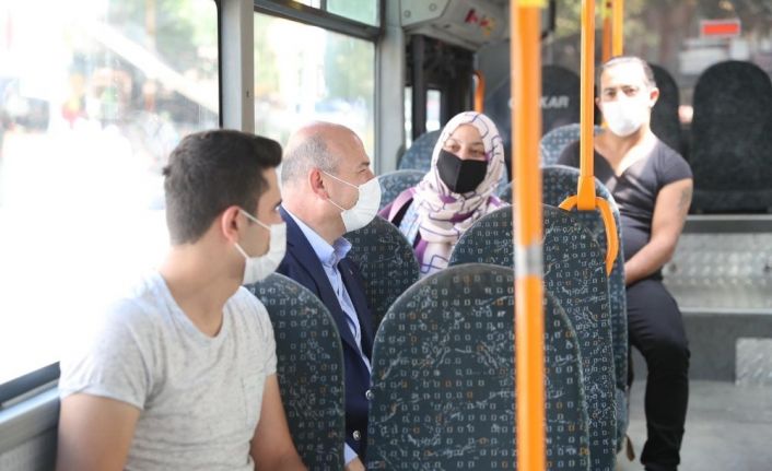 İçişleri Bakanı Soylu halk otobüsüne binerek korona virüse karşı vatandaşları uyardı