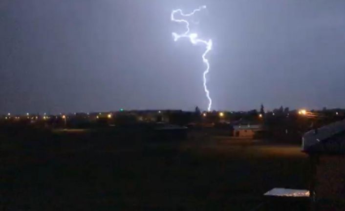 Iğdır’da şimşekler geceyi aydınlattı