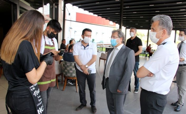 İl Sağlık Müdürü Benli, HES uygulamasını vatandaşlara hem anlattı hem gösterdi