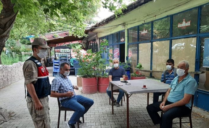 Jandarma vatandaşın hem bayramı kutluyor hem de virüse karşı uyardı