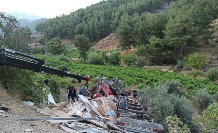 Kahramanmaraş’ta kontrolden çıkan tır dere yatağına uçtu: 1 ölü