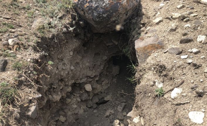 Kars’ta, defineciler bu kez kaya dibini kazdı