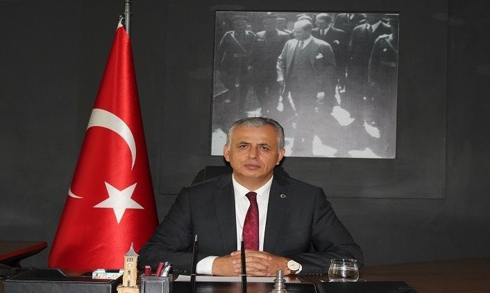 Kaymakam Cinbir, evleri ve iş yerlerini Türk Bayrakları ile donatmaya davet etti