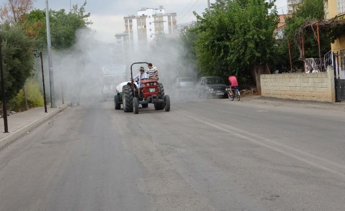 Kozanlı çiftçiler bu sefer korona virüse karşı ilçe sokaklarını ilaçladı