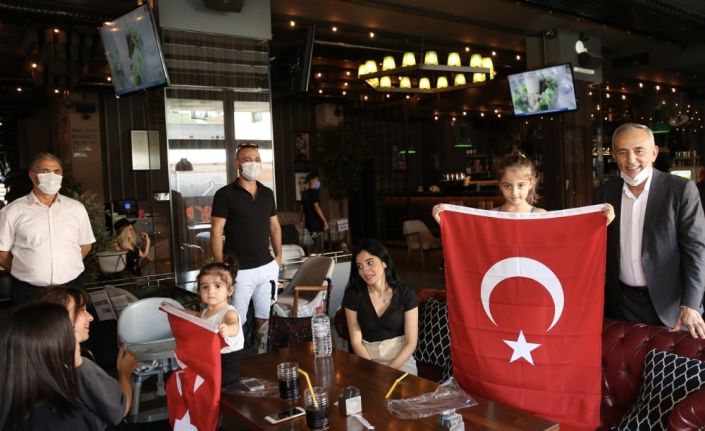 Küçükçekmece sokakları zaferin 98. yıl dönümünde al bayraklarla donatıldı