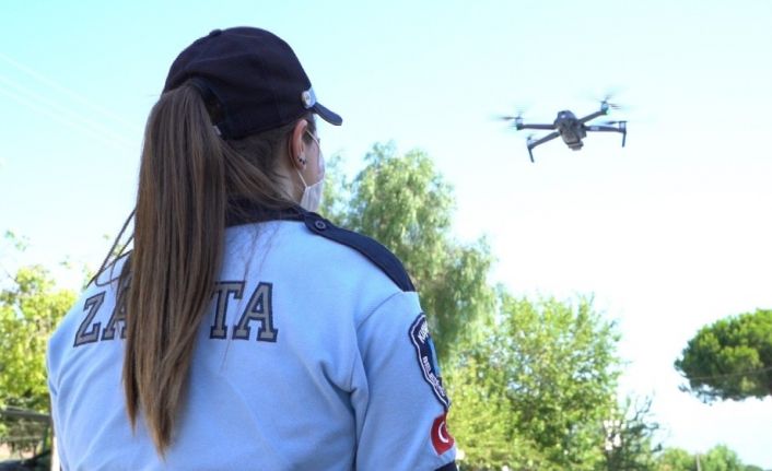 Kuşadası Belediyesi zabıtası Kuşadası Körfezindeki sahilleri drone ile denetliyor