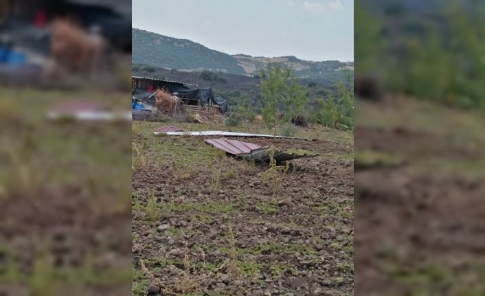 Kuvvetli rüzgar ve sağanak bir evin çatısını uçurdu, su baskınına neden oldu