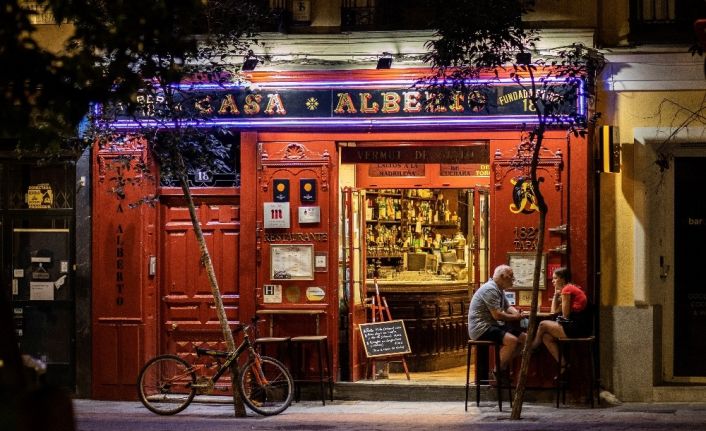 Madrid Yüksek Adalet Mahkemesi, sokakta sigara içilmesini ve gece hayatını yasakladı