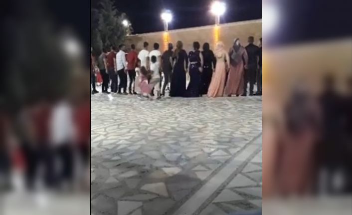 Mardin’de korona virüse davetiye çıkaran bir tablo daha: Maskesiz, sosyal mesafesiz halay