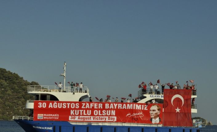 Marmaris’te 30 Ağustos Zafer Bayramı denizde, karada ve havada bayraklar ile kutlandı