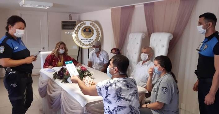 Mersin polisi korona virüse karşı vatandaşları bilgilendirmeye devam ediyor