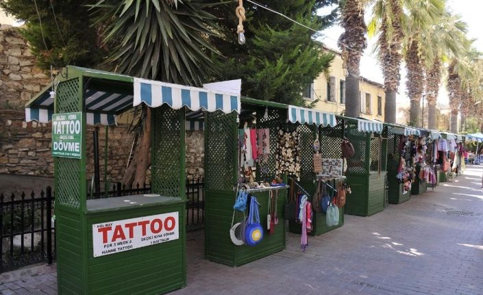 Modern ve estetik seyyar tezgahlar Kuşadası’na renk katıyor