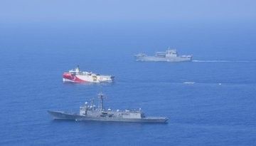 MSB: "TCG Sancaktar ile Açık Deniz Eğitimlerine katılan Deniz Harp Okulu 3’üncü Sınıf öğrencileri, 27 Ağustos 2020 tarihinde Oruç Reis araştırma gemimize refakat eden TCG Gelibolu ve 1 deniz karakol uçağı ile Doğu Akdeniz’de deniz eğitimleri icra etm