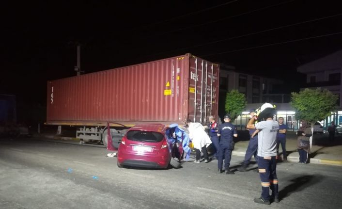 Otomobil yol kenarındaki tır dorsesine çarptı: 1 ölü, 1 yaralı