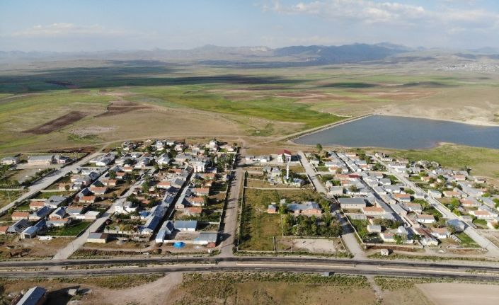 (Özel) Göl manzaralı simetrik yapılar kuş bakışı ile ayrı bir güzellik oluşturuyor