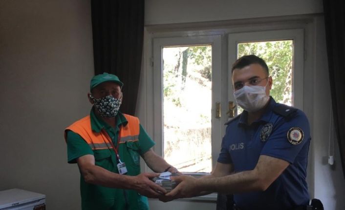 (Özel) İnsanlık ölmemiş...Temizlik işçisi, çöpte bulduğu yüklü parayı polise teslim etti