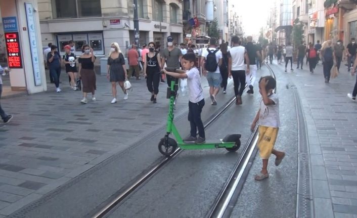 (Özel) Taksim’de iki çocuğun “Martı”ya bindiği anlar ilginç görüntüler oluşturdu