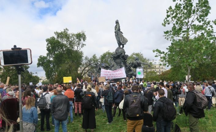 Paris’te maske takma zorunluluğu ve aşı yapılmasına karşı eylem düzenlendi