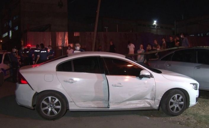 Pendik’te silahlı kavgada yaralan şahıs  kaçarken kaza yaptı: 1 ağır yaralı