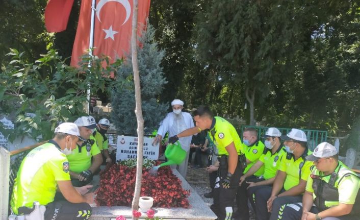 Polis ekipleri, şehit Kaymakam Safitürk ve 15 Temmuz Şehidi Gökbayrak’ın mezarını ziyaret etti