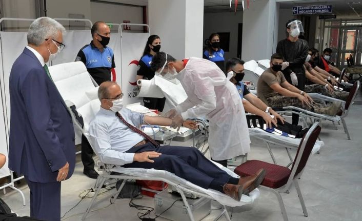 Polisten Kızılay’a kan desteği