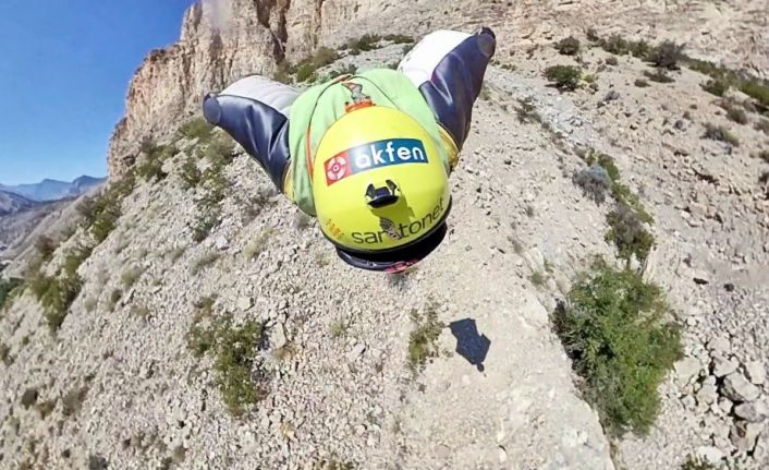 Profesyonel base jump sporcusu Cengiz Koçak, Zafer Bayramı’na özel bir atlayış gerçekleştirdi
